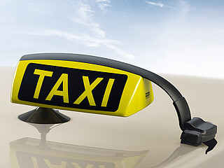 Mit dem neuen HALE TRS-W21 kommt das erste Taxi-Dachzeichen mit kontaktloser Energieversorgung auf den Markt.